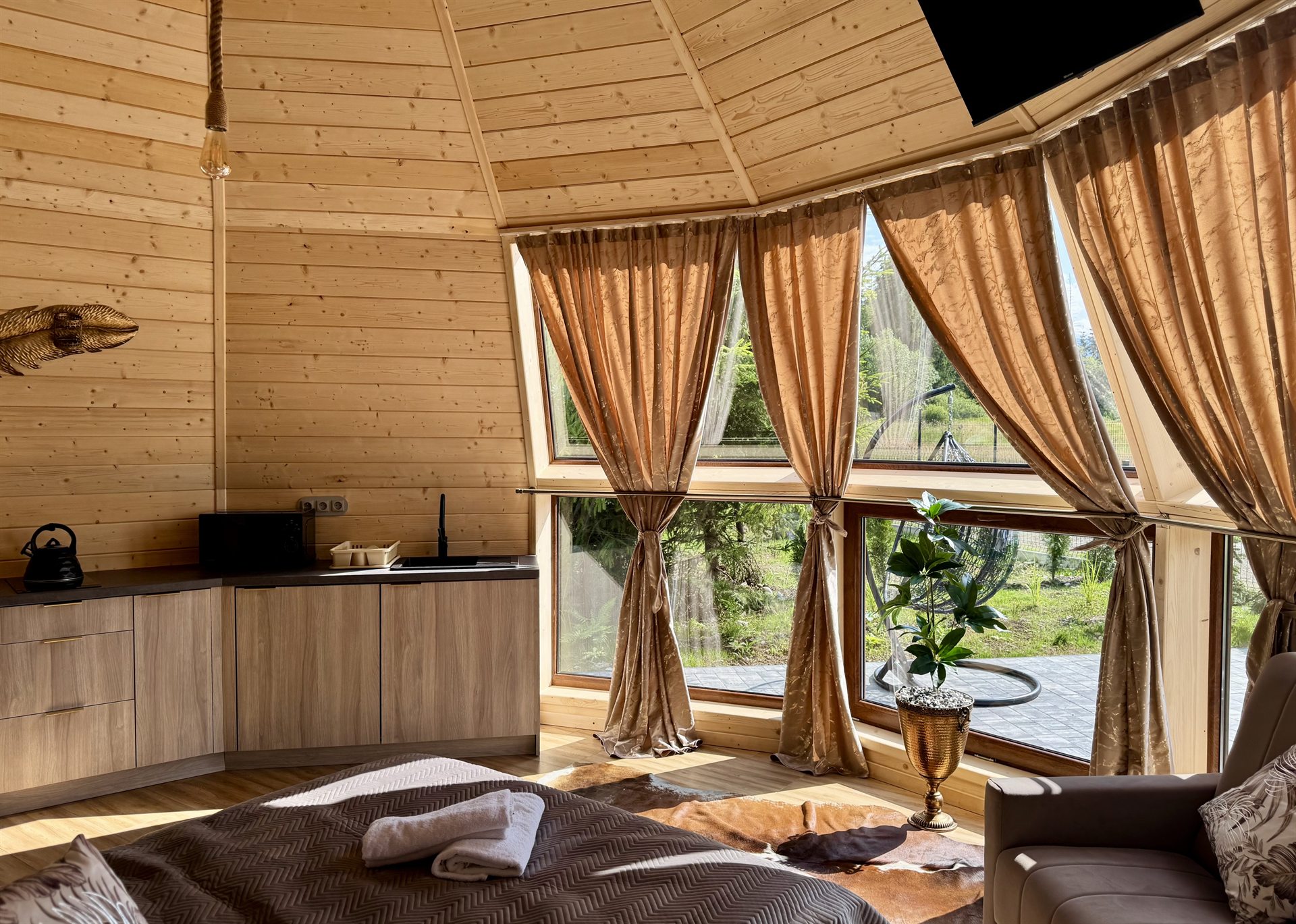 w pełni wyposażone wnętrze luksusowego namiotu, za oknem widok na taras