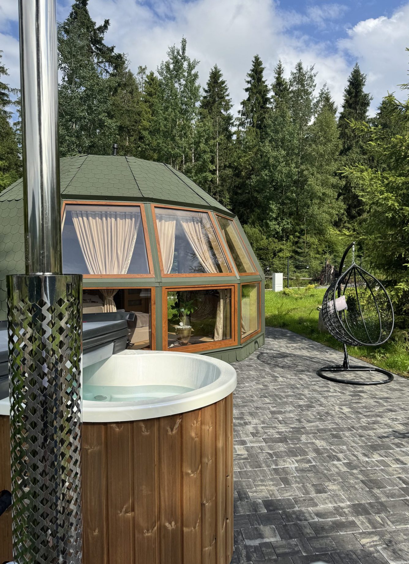 jacuzzi, glamping, huśtawka ogrodowa